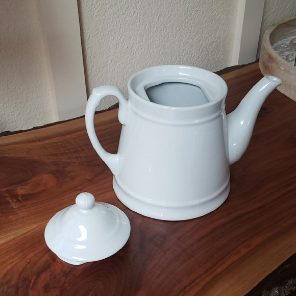 Elegant White Porcelain Teapot - Picture 2 of 6